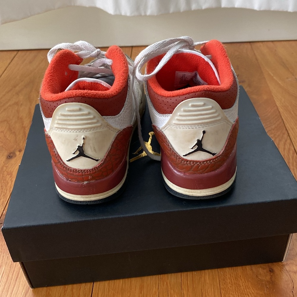 Used Jordan 3 Retro. Size 2 - Picture 4 of 6